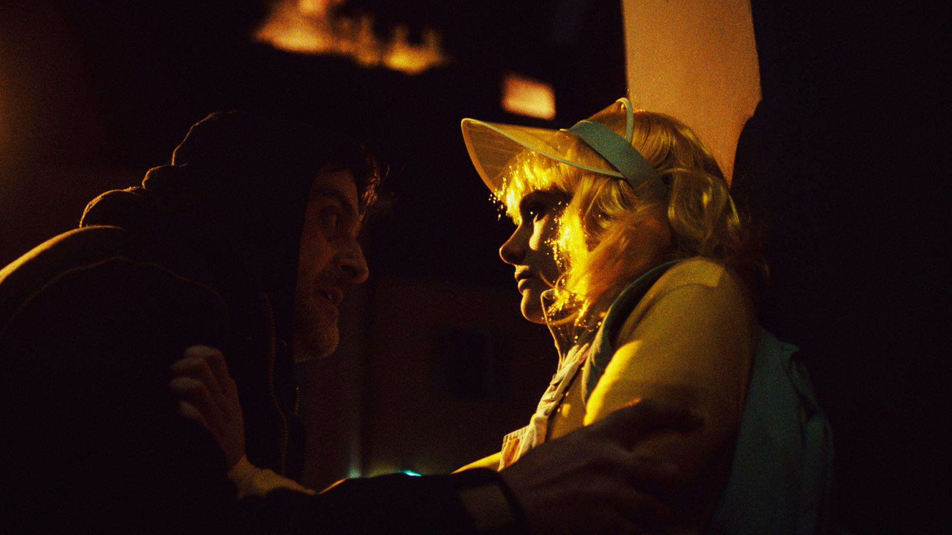 Filippo Dini als Bruno Meier hält seine Tochter Lucia Meier, gespielt von Chiara Merulla, in einem intensiven Moment fest.