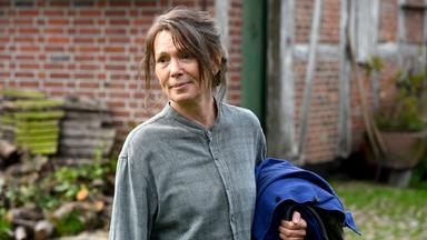 "Altes Land: Bleiben": Vera Eckhoff (Iris Berben) steht vor ihrem Haus und trägt blaue Arbeitskleidung über dem Arm.