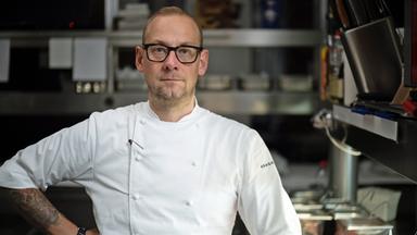 Hinter zwei Michelin-Sternen stecken Talent – und jede Menge Fleiß, Leidenschaft und Ausdauer. Daniel Schimkowitsch vom L.A. Jordan in Deidesheim in der Küche