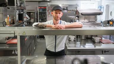 Ein Mann in einer Gastroküche.