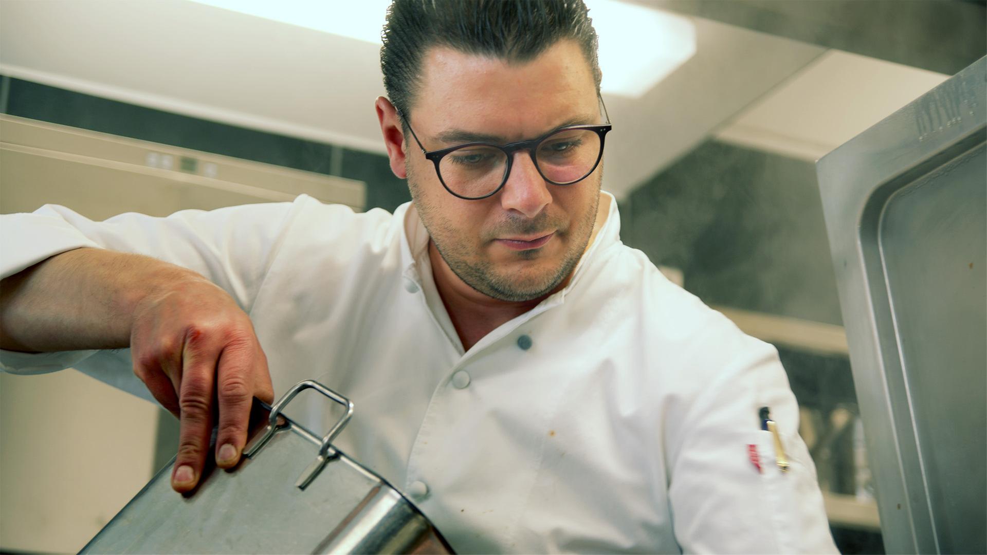 Clemens Rambichler in der Küche.