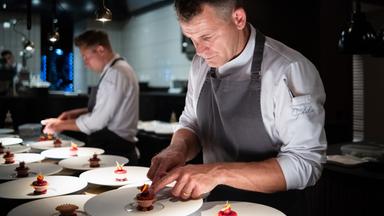 Dirk Hoberg, Küchenchef des Gourmetrestaurants Ophelia in Konstanz, am Garnieren 