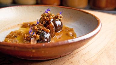 Ein schön angerichtetes Gericht in einem Teller.