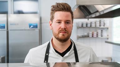 Ein Mann in einer Gastroküche.