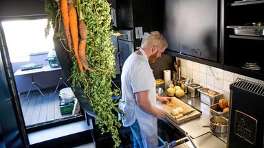 Ein Koch in einer Küche.