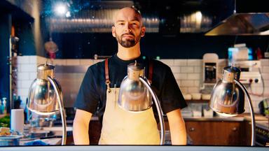 Ein Mann in einer Gastroküche.