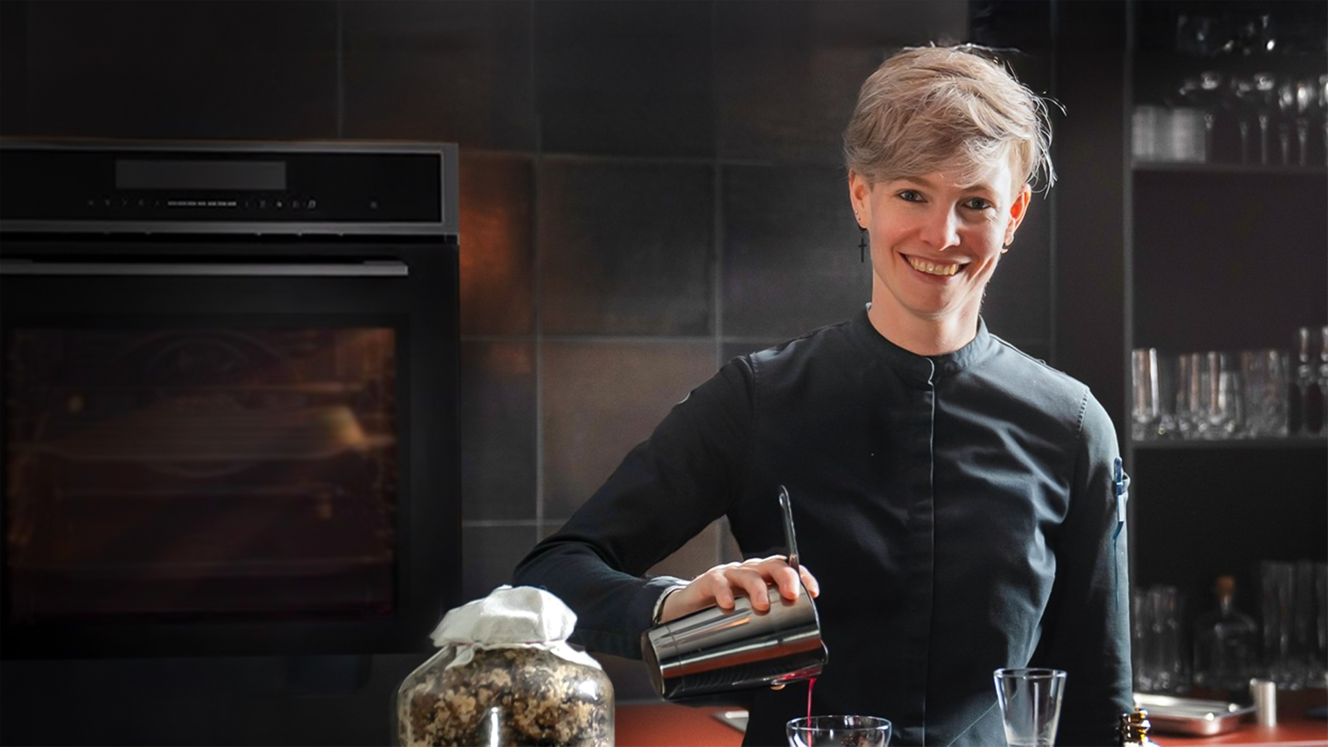Sabrina Fenzl füllt eine Flüssigkeit in ein Cocktailglas