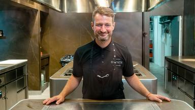 Ein Mann in einer Gastroküche.