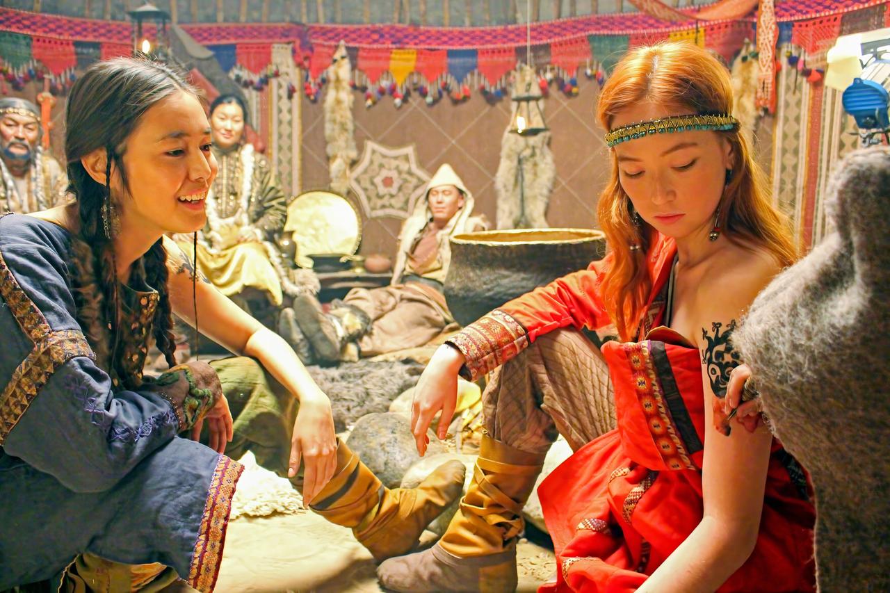 Aella und Schwester Alkaya erhalten Krieger-Tattoos, Dinara Baktybayeva und Gaziza Tleubay