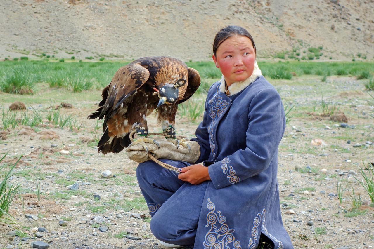 Aisholpan Nurgaiv mit ihrem Adler in der Westmongolei