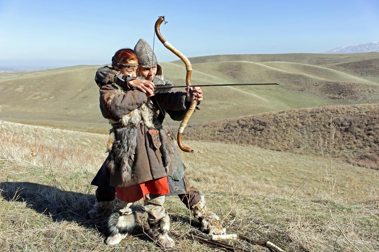 Die kleine Alkaya und ihre Mutter üben mit dem Bogen.