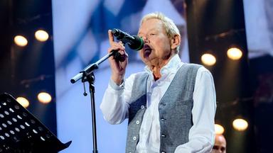 Wolfgang Ambros singt auf der Bühne beim Donauinselfest 2019.