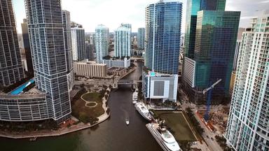Der Miami River führt direkt an den Wolkenkratzern der Stadt vorbei