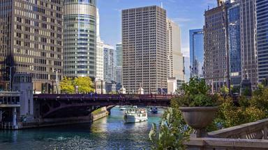Der Chicago River fließt durch die Stadt Chicago, vorbei an Wolkenkratzern. 