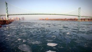 Blick auf die Ambassador Bridge über dem Detroit River.