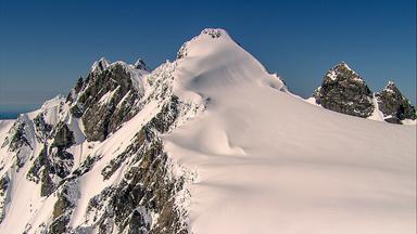 Verschneiter Berggipfel