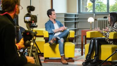 zdf@bauhaus Weimar 2020. Sängerin Amy Macdonald (rechts) im Interview mit Moderator Jo Schück (links)