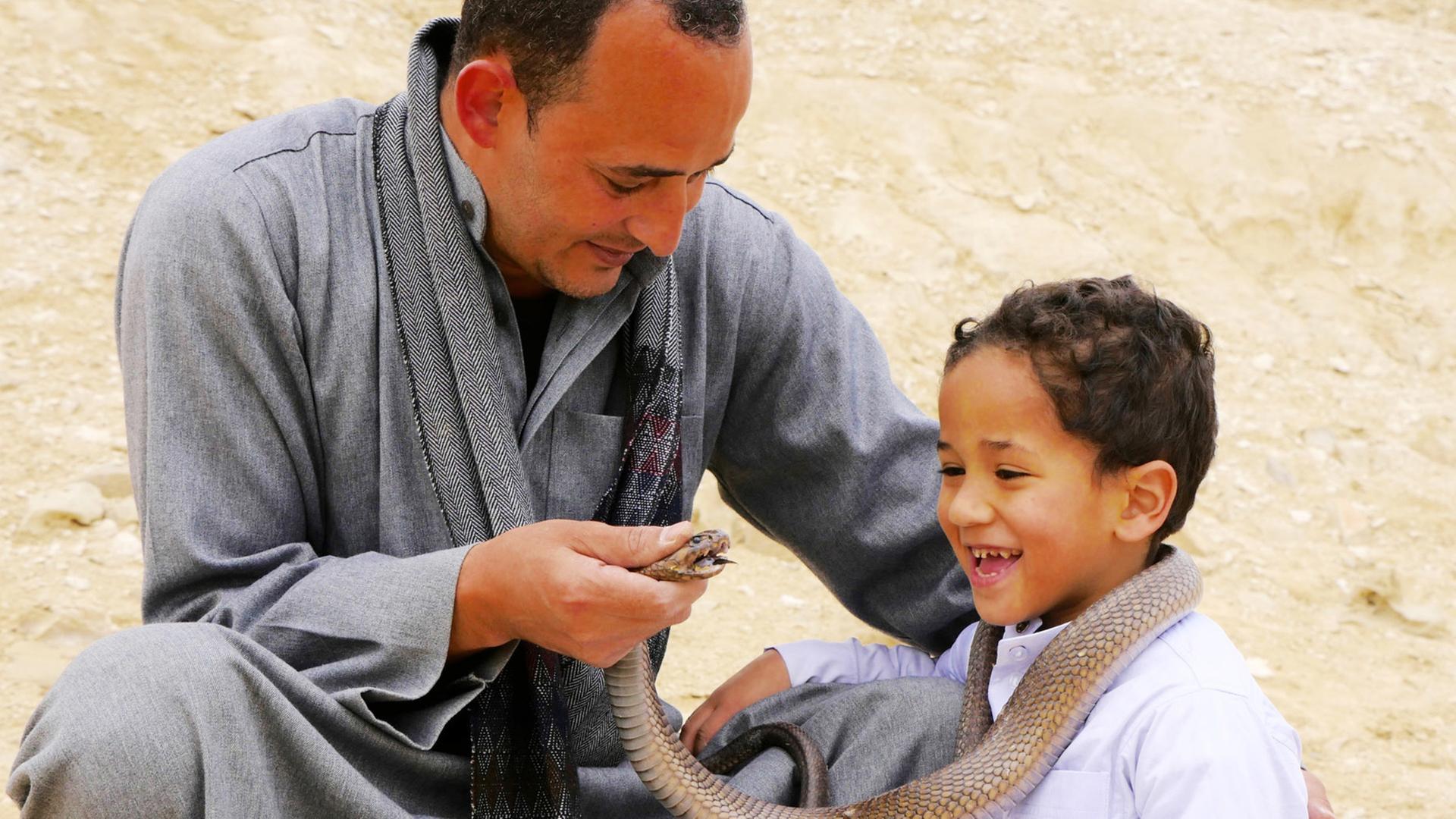 "An den Ufern des Nil - Zwischen Wüste und Mittelmeer": Schlangenfänger Mansur Talba und Sohn Karim in Gizeh.