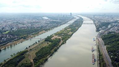 Drohnenbild vom Nussberg flussabwärts.