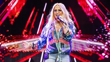 Anastacia singt in einem bunten Outfit auf der Bühne.