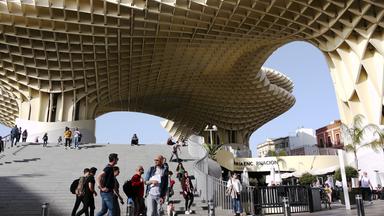 Menschen gehen auf der Plaza Mayor