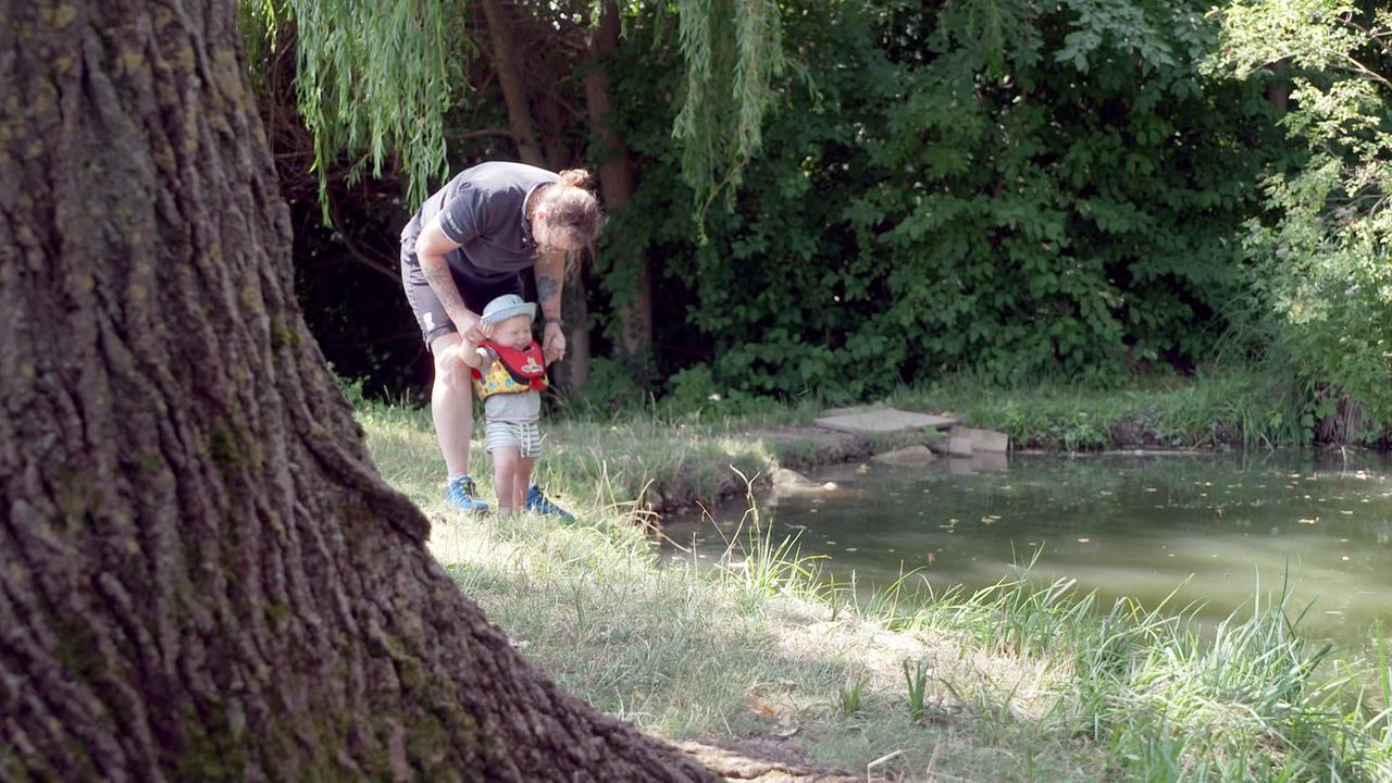 Claudia Woropka kämpft seit Jahren mit den Folgen einer Corona Infektion. Ihre Familie gibt ihr Kraft und Zuversicht. Ihrem Beruf bei der Berufsrettung Wien kann sie nur mehr eingeschränkt nachgehen.  