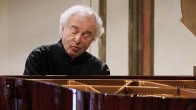 Ein Pianist an einem Flügel.