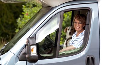 Andrea Ballschuh mit ihrer Hündin Shia im Wohnmobil.