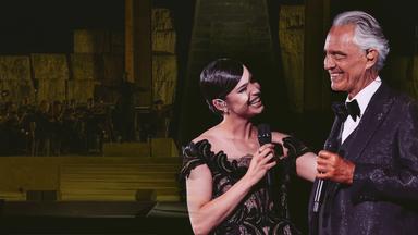 Sängerin Sofia Carson tritt auf bei Andrea Bocelli in der Toskana