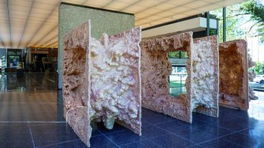 Große abstrakte Kunstwerke in einem Museum