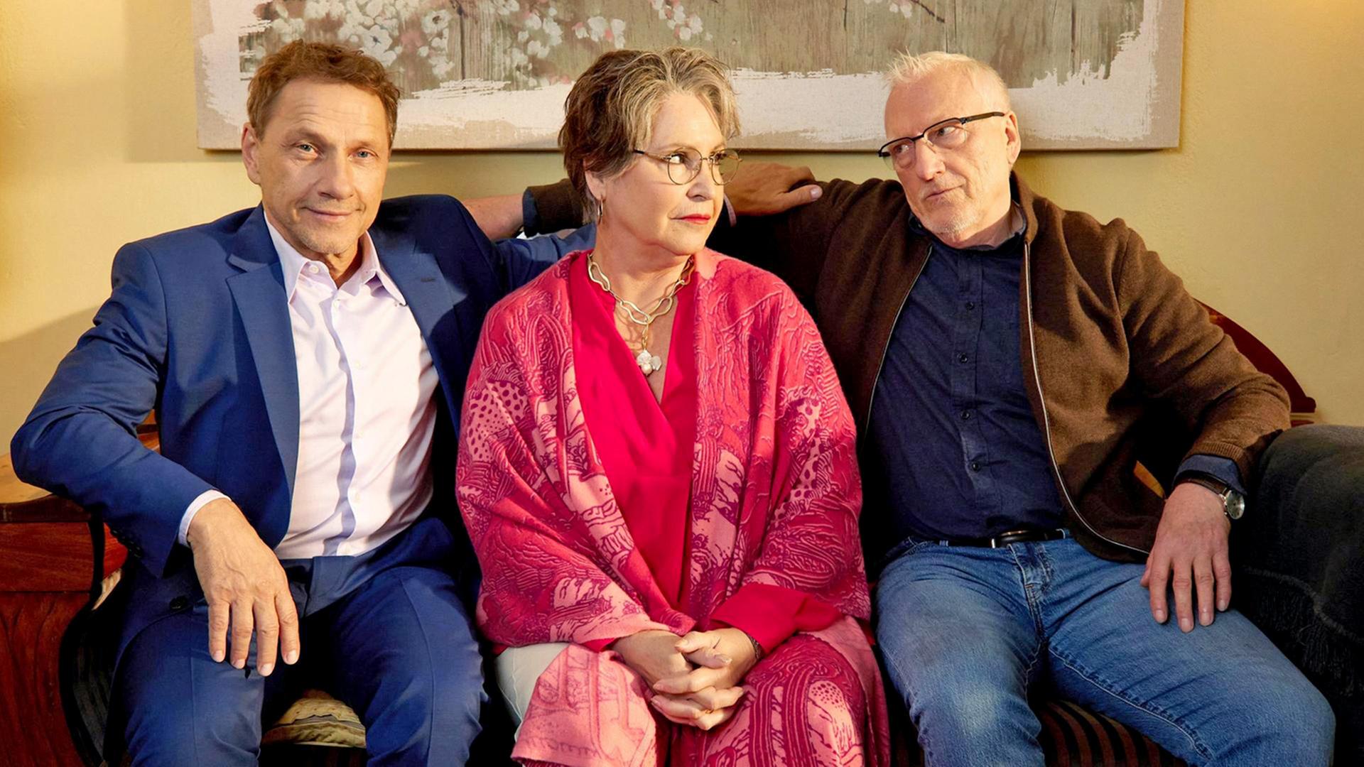 Herr Kurtz (Ernst Stötzner, re.) warnt Anna (Katerina Jacob, Mitte) vor Godehard (Richy Müller, li.). 