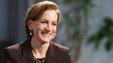 Anne Applebaum, Historikerin, Journalistin und Autorin, während eines Interviews in der Sendung Sternstunde Philosophie. Sie trägt einen dunklen Blazer, eine goldene Kette und Perlenohrringe und lächelt.