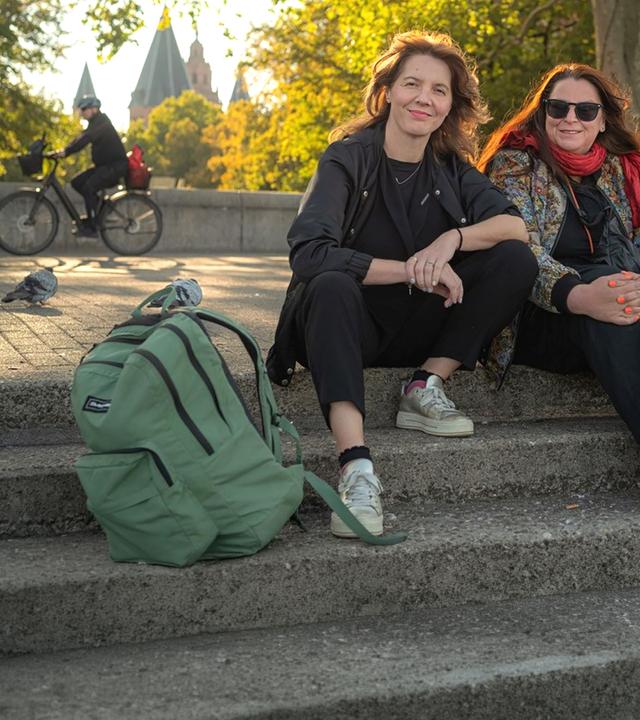Schriftstellerinnen Peggy Mädler, Annett Gröschner (Mainzer Stadtschreiberin) und Wenke Seemann (von links nach rechts) sitzen auf der Rheintreppe in Mainz. 