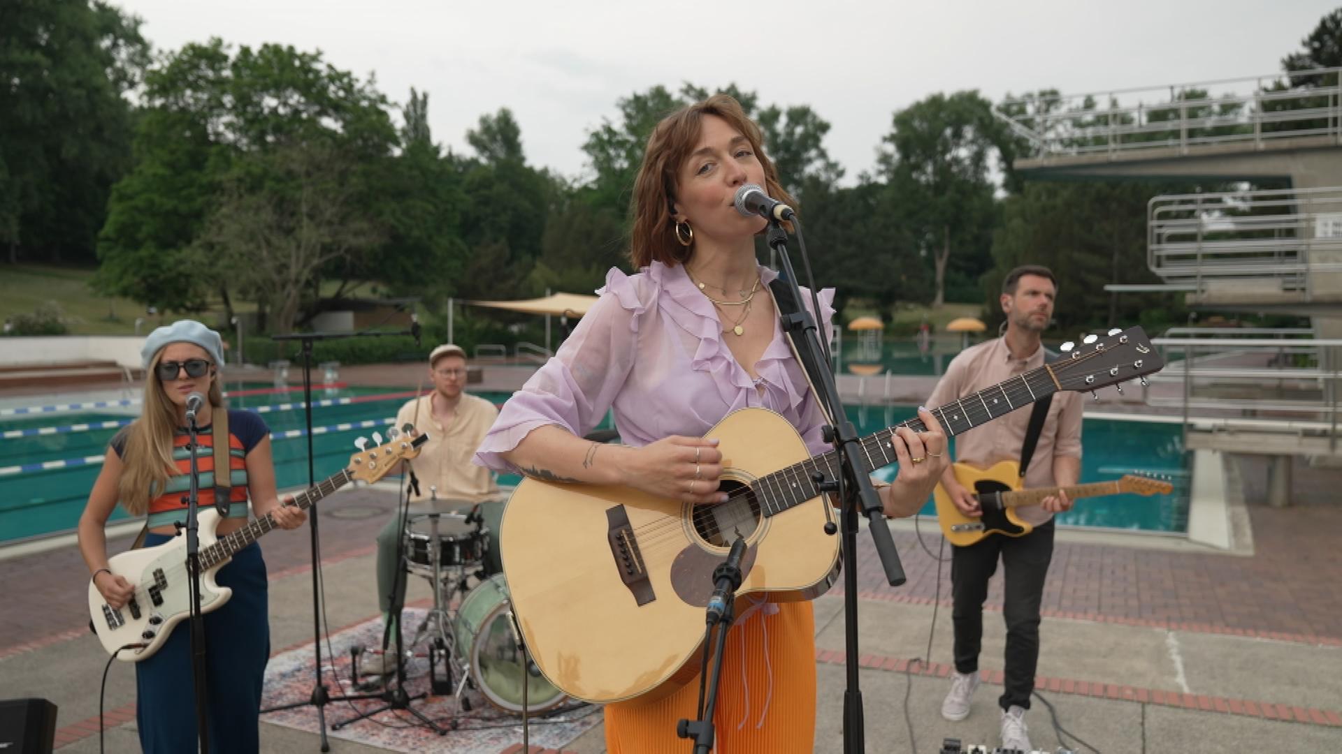 Antje Schomaker singt: “Nie nach Paris”