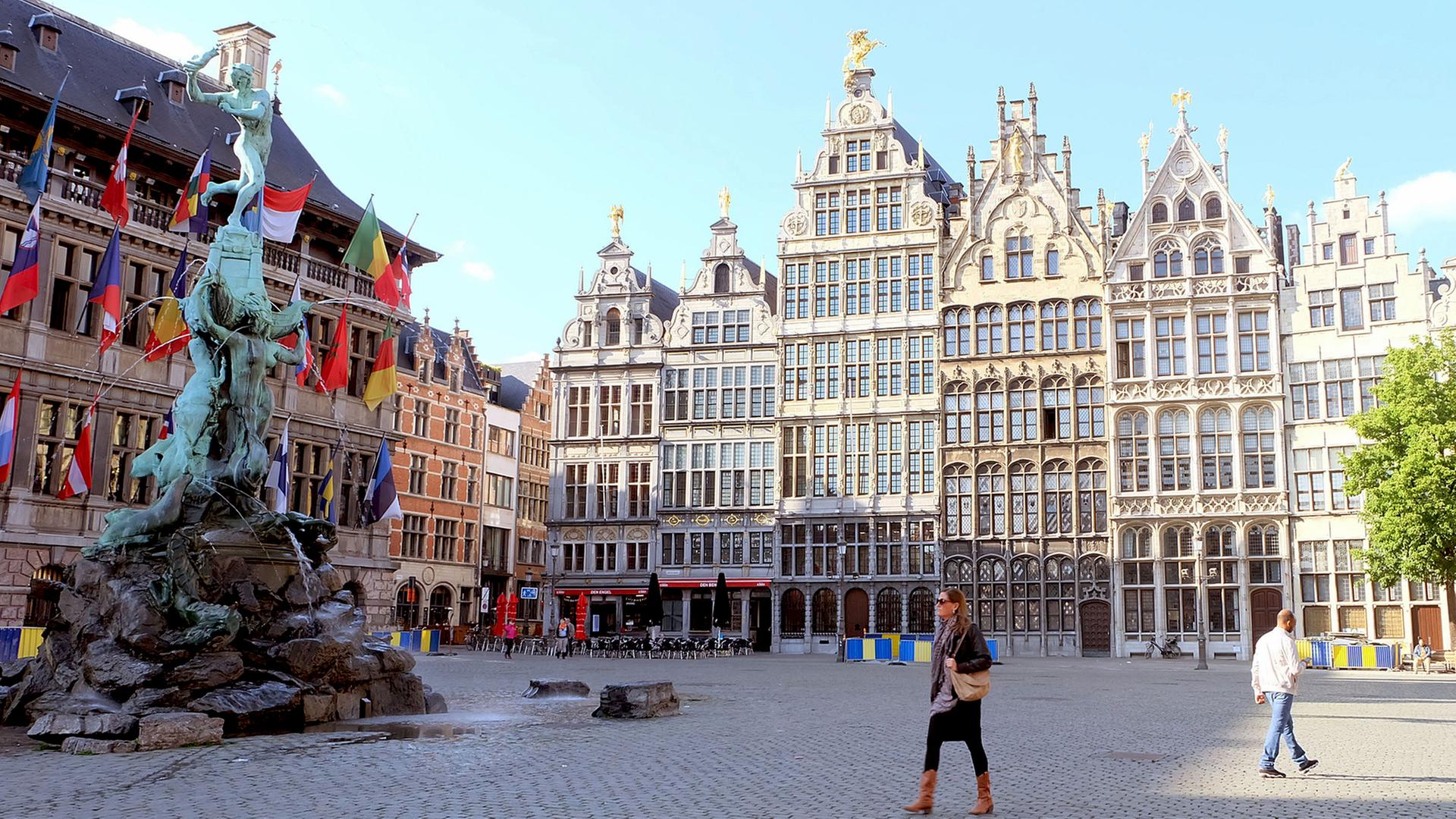 Ein großer Platz mit hohen Häusern und einem Brunnen