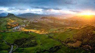 Luftaufnahme einer Landschaft in der untergehenden Sonne.