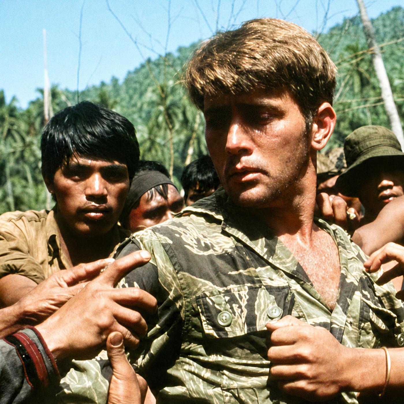 Captain Willard (Martin Sheen, Mitte) wird gefangen genommen.