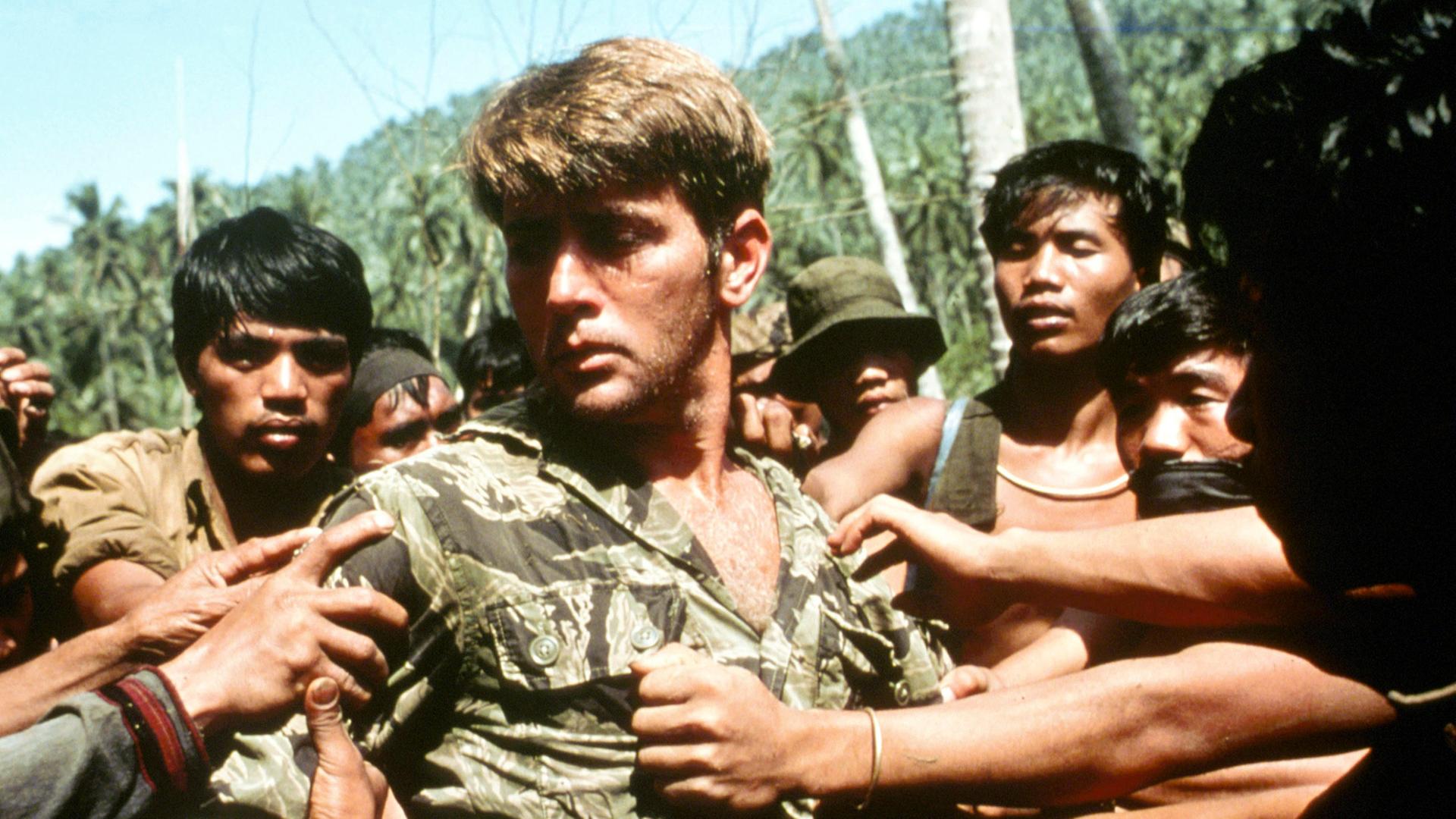 Captain Willard (Martin Sheen, Mitte) wird gefangen genommen.