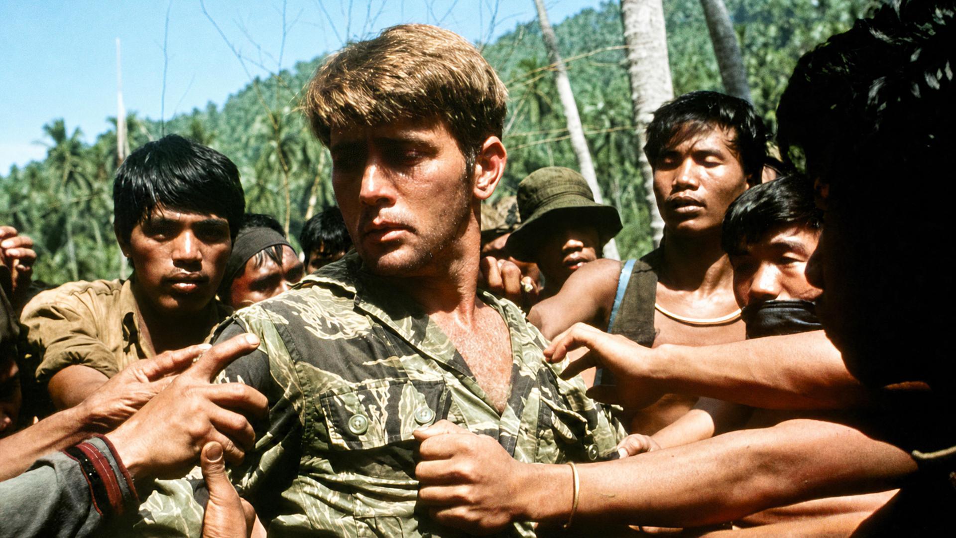 Captain Willard (Martin Sheen, Mitte) wird gefangen genommen.