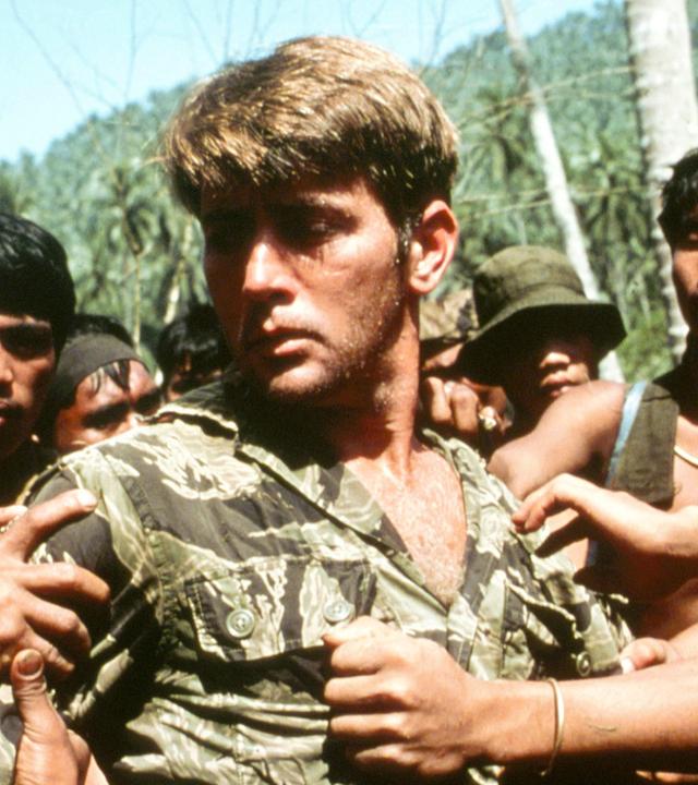 Captain Willard (Martin Sheen, Mitte) wird gefangen genommen.