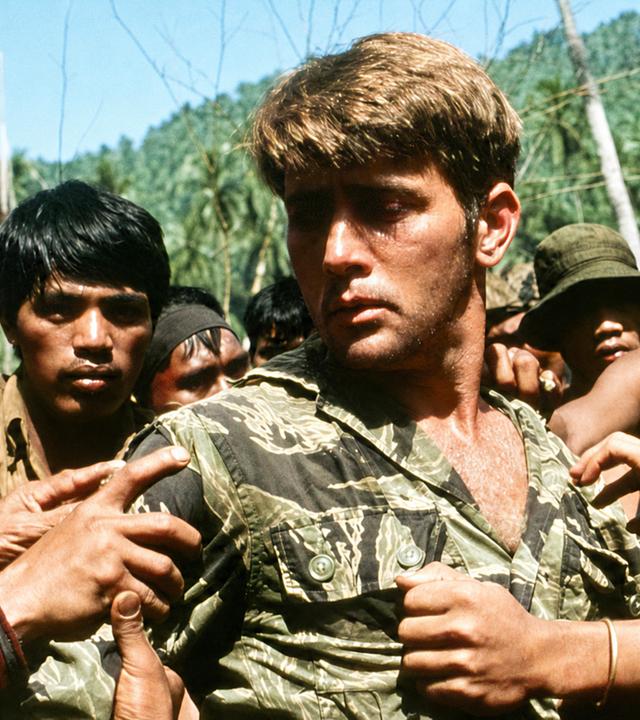 Captain Willard (Martin Sheen, Mitte) wird gefangen genommen.