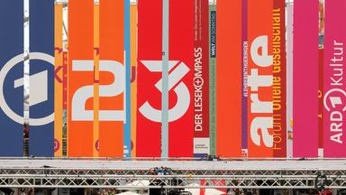 Banner von ARD, ZDF, 3sat und arte auf der Leipziger Buchmesse