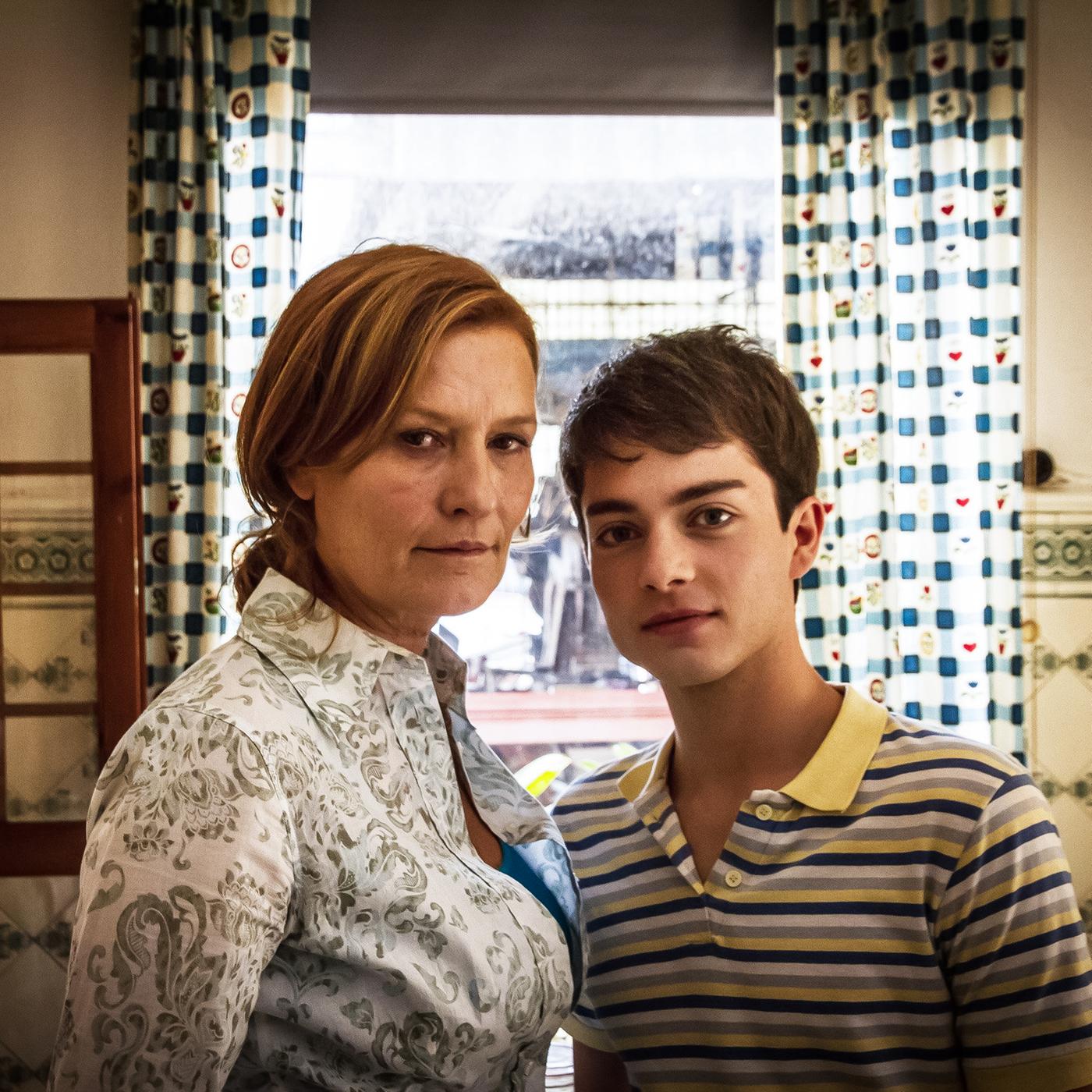 Eine Frau und ein Junge in einer Küche.