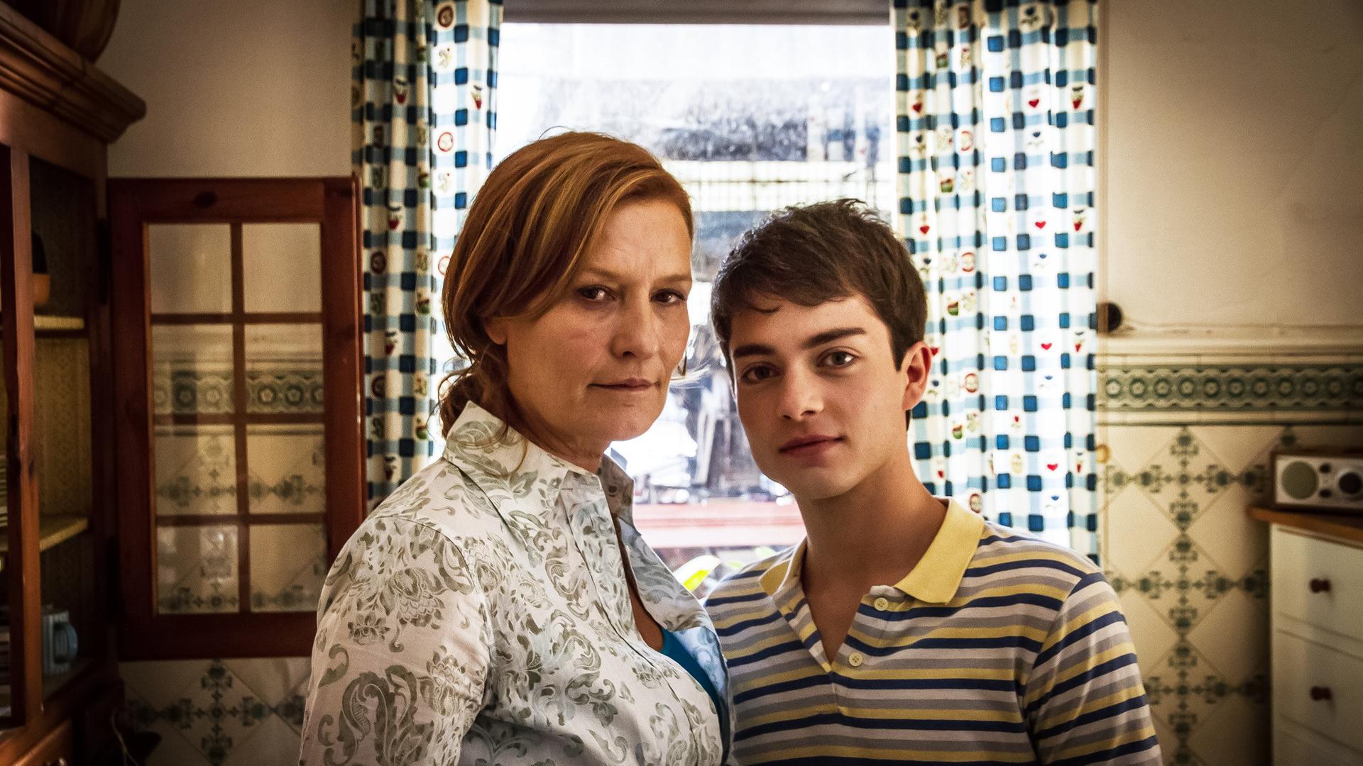 Eine Frau und ein Junge in einer Küche.