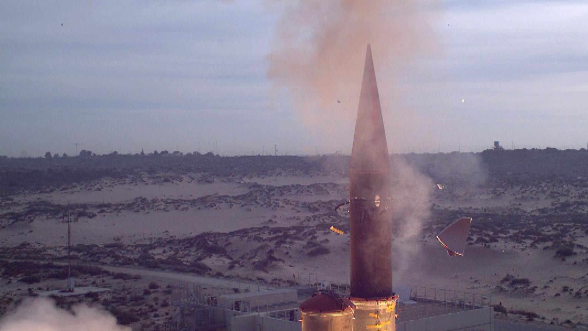 Eine israelische Arrow-3-Abwehrrakete startet. 