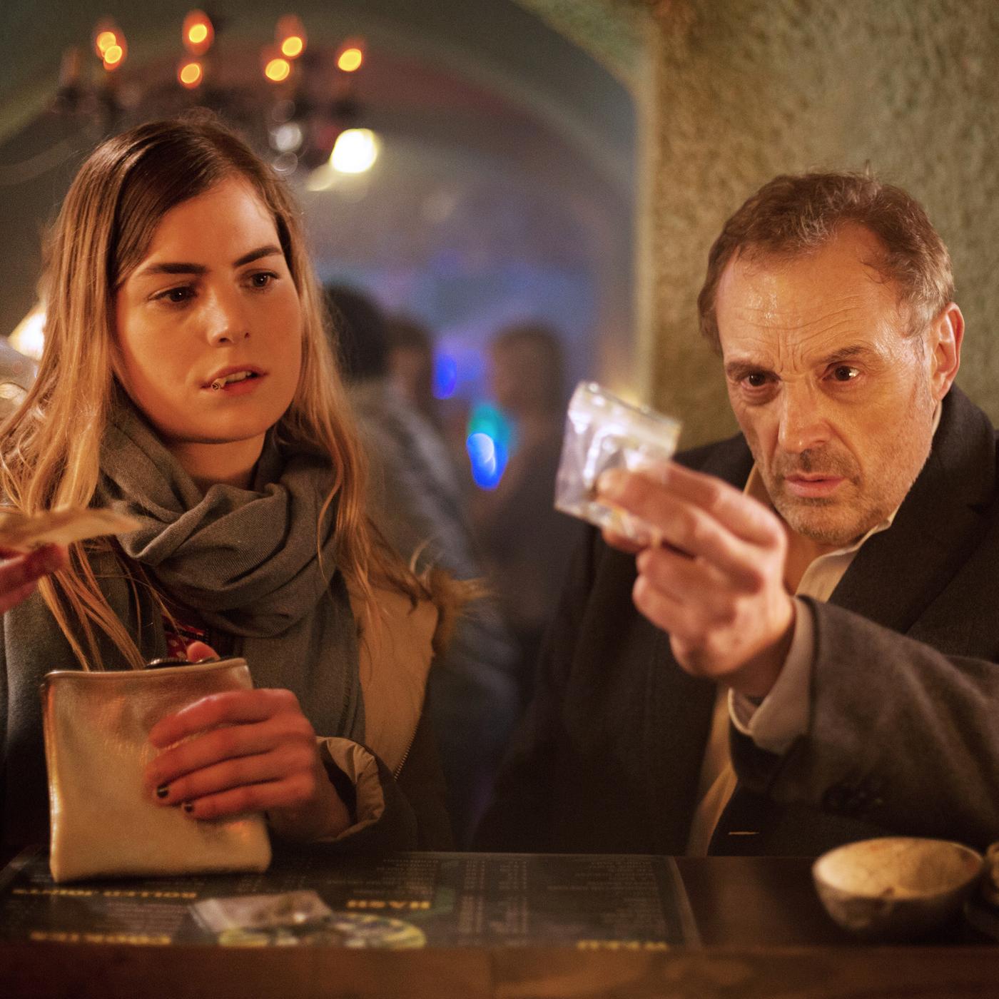 Beim Tanzen in einem Club folgt beim Whisky in einer stimmungsvollen Bar Claires (Hannah Hoekstra) Geständnis, dass sie eine fünfjährige Tochter hat. Aber auch Arthur (Josef Hader) hat von seinem Leben zu erzählen.