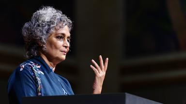 Porträtfoto einer Frau mittleren Alters mit langen graumelierten Locken.