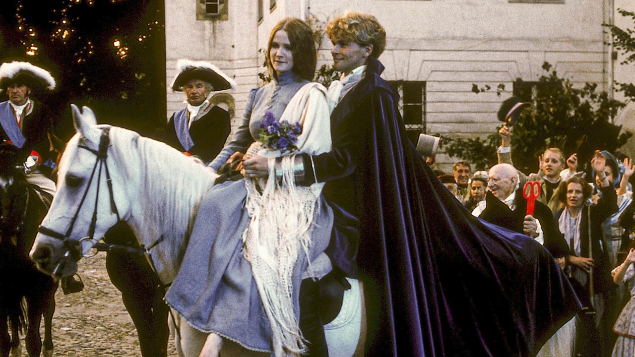 Ein Mann im Kostüm reitet