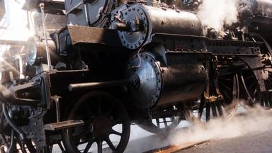 Seitenansicht einer alten Dampflok