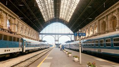  Ankunfts-/Abfahrtshalle am Nyugati-Bahnhof in Budapest.  